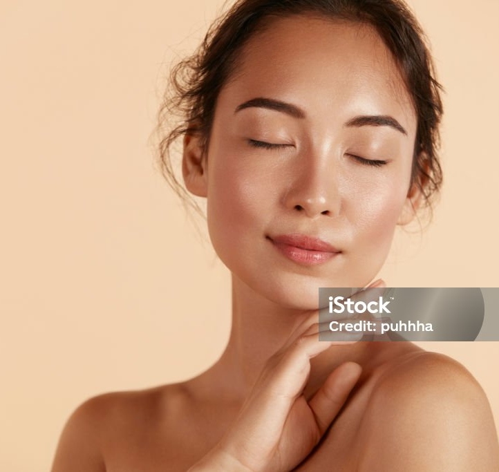 Femme au teint hâlé et lumineux après une douche autobronzante Riviera Tan à Venansault