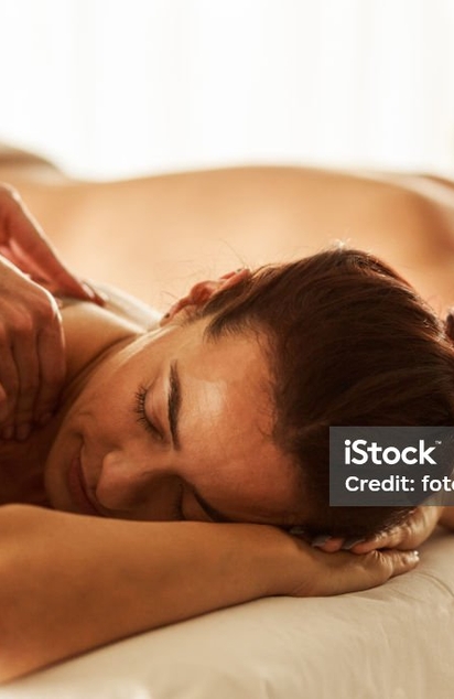 Massage duo en cabine, deux personnes massees cote a cote