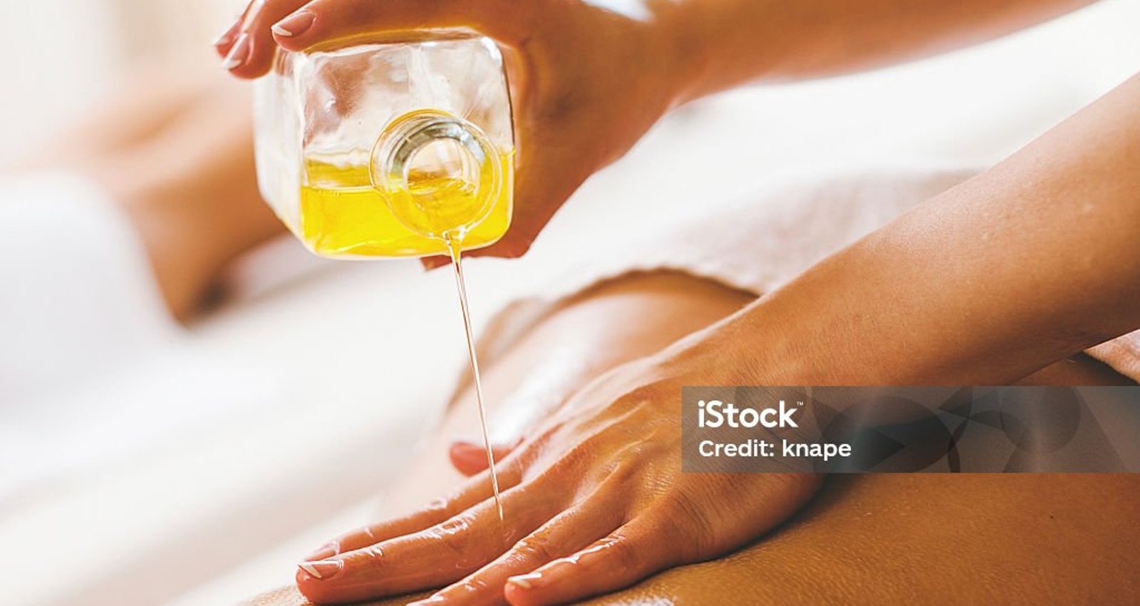 Massage duo a l'huile en cabine duo a l'institut Terre de Beaute a Venansault