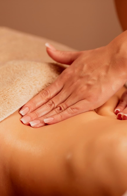 Massage du corps prodigué à l'institut Terre de Beauté, près de La Roche-sur-Yon