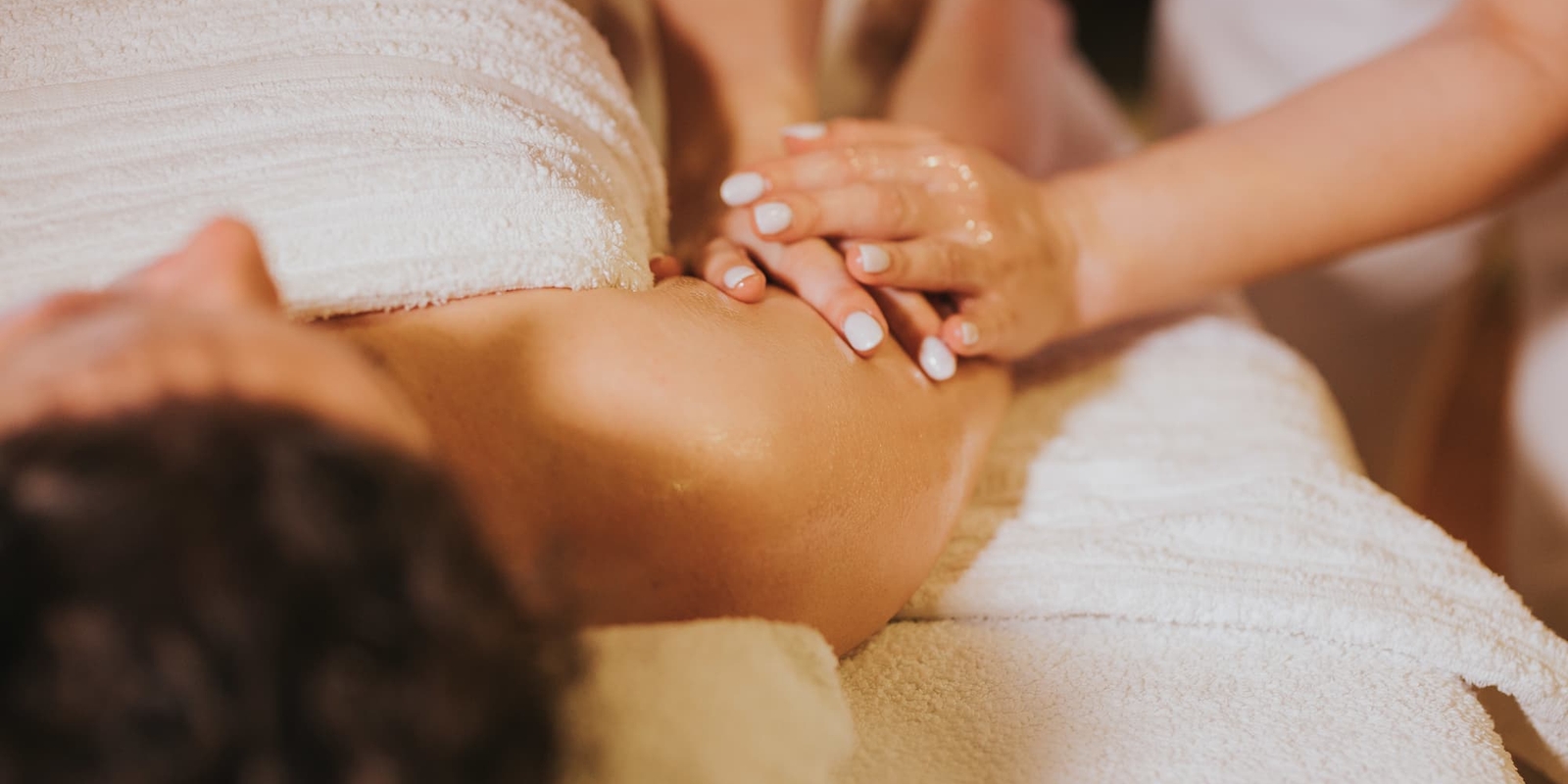 Séance de Head Spa, massage crânien japonais sous arceau d'eau à l'institut Terre de Beauté à Venansault