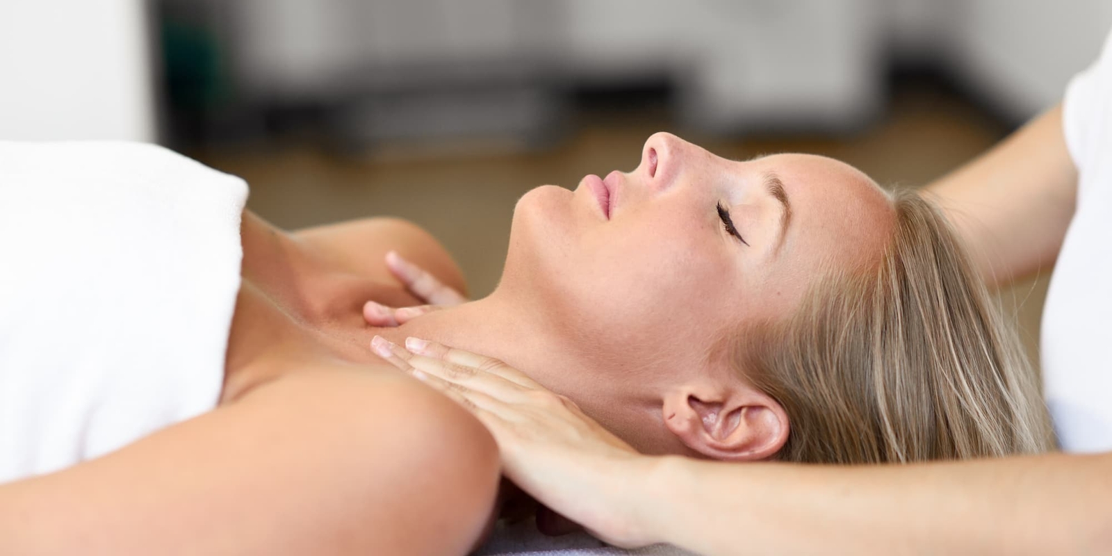 Séance de Head Spa, massage crânien japonais sous arceau d'eau à l'institut Terre de Beauté à Venansault
