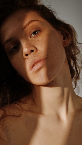 Taches de rousseur realisees en maquillage semi-permanent