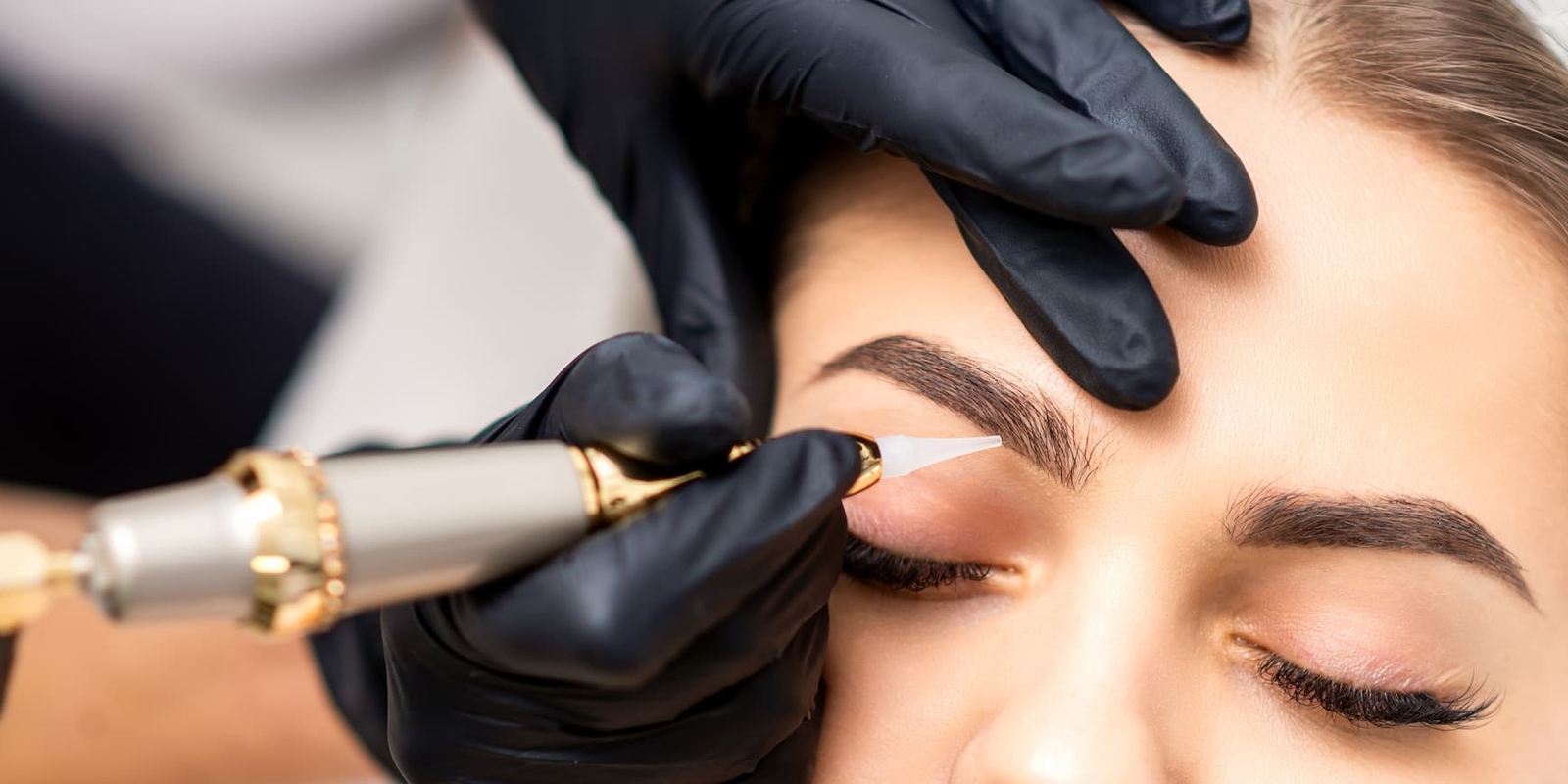 Maquillage semi-permanent des sourcils en institut a Venansault, pres de La Roche-sur-Yon