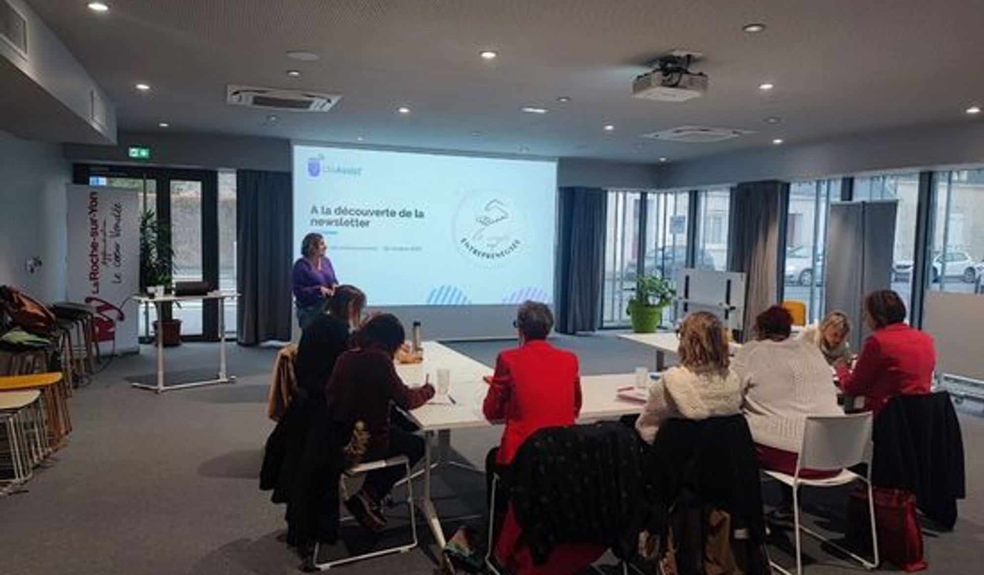 Clothilde animant un atelier devant un groupe de participants