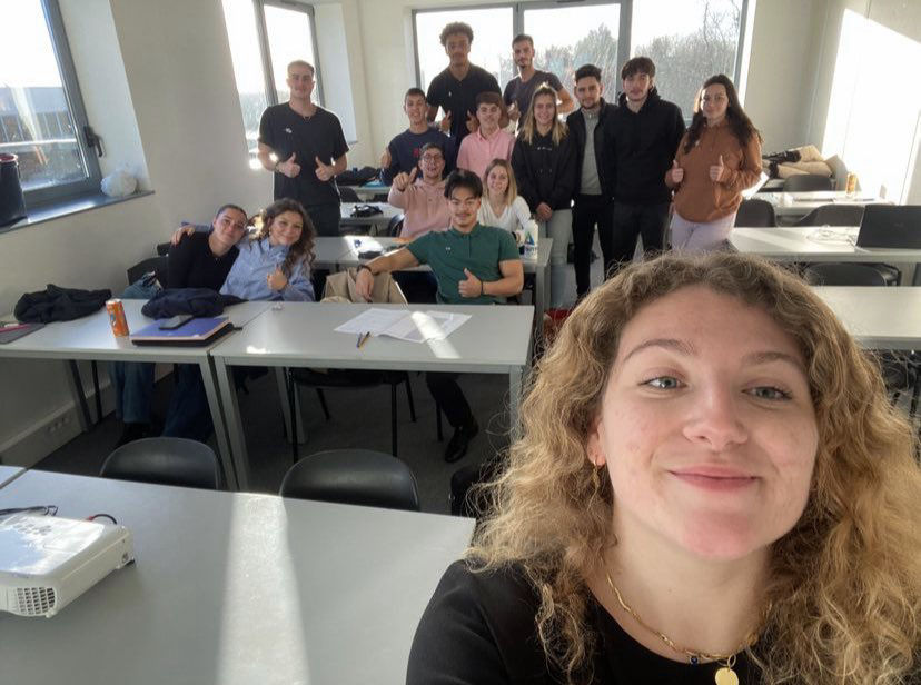 Selfie de Clothilde devant la classe de BTS NDRC du Groupe Alternance Vendée à La Roche-sur-Yon