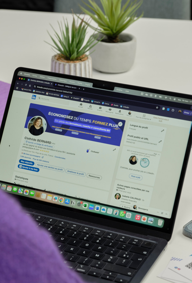 Ordinateur portable ouvert sur le profil LinkedIn de Clothilde Bernard, community manager chez CloAssist'