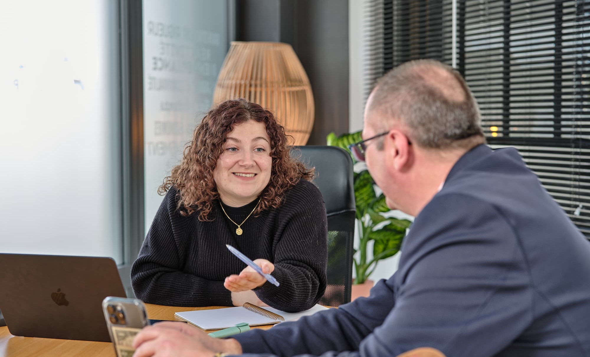 Clothilde de CloAssist' en rendez-vous avec un client à son bureau