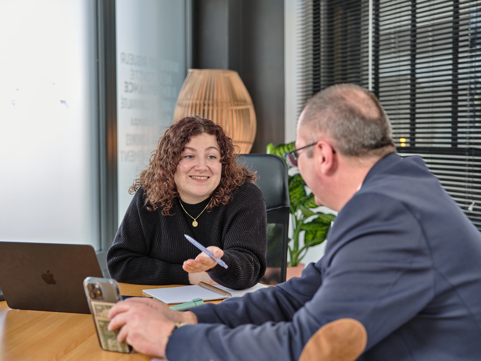 Clothilde, community manager, en rendez-vous avec un client pour parler de sa communication