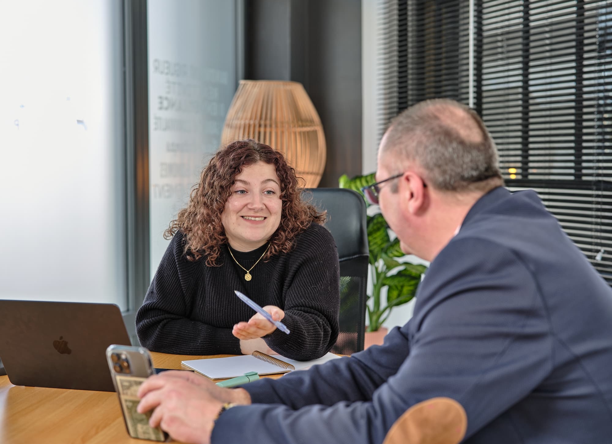 Clothilde en rendez-vous avec un client dans un bureau, autour d'une table de réunion
