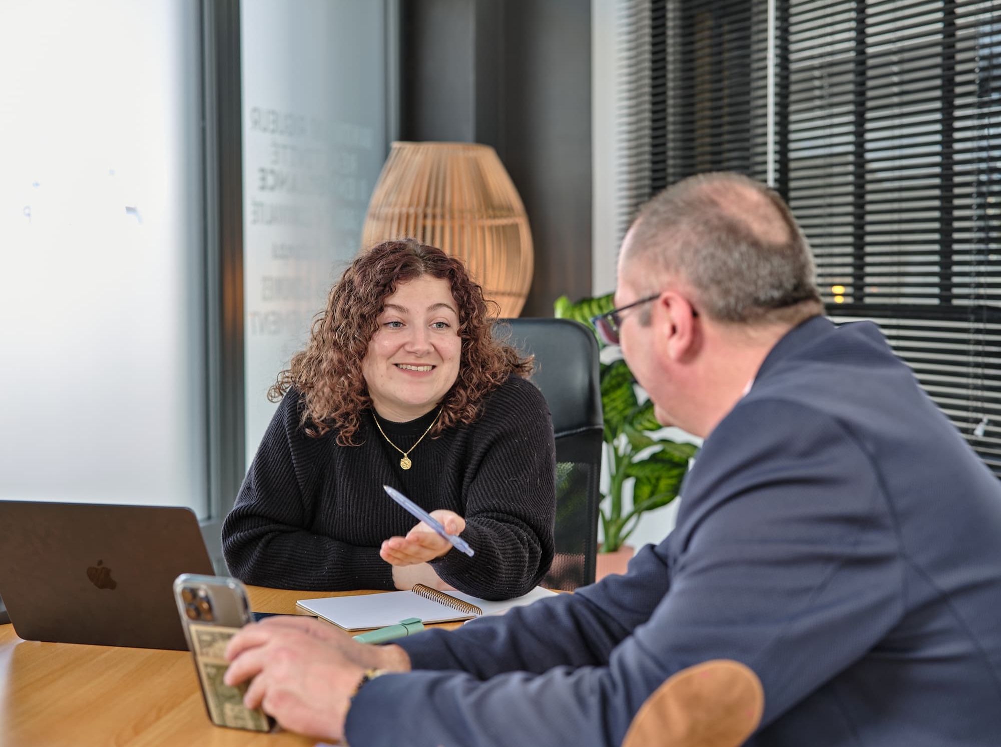 Clothilde en rendez-vous avec un client dans un bureau, autour d'une table de réunion