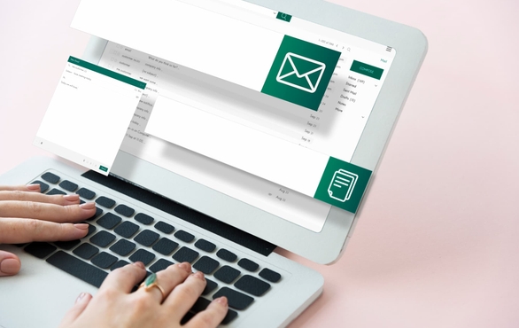 Écran d'ordinateur affichant l'envoi d'une newsletter par e-mail