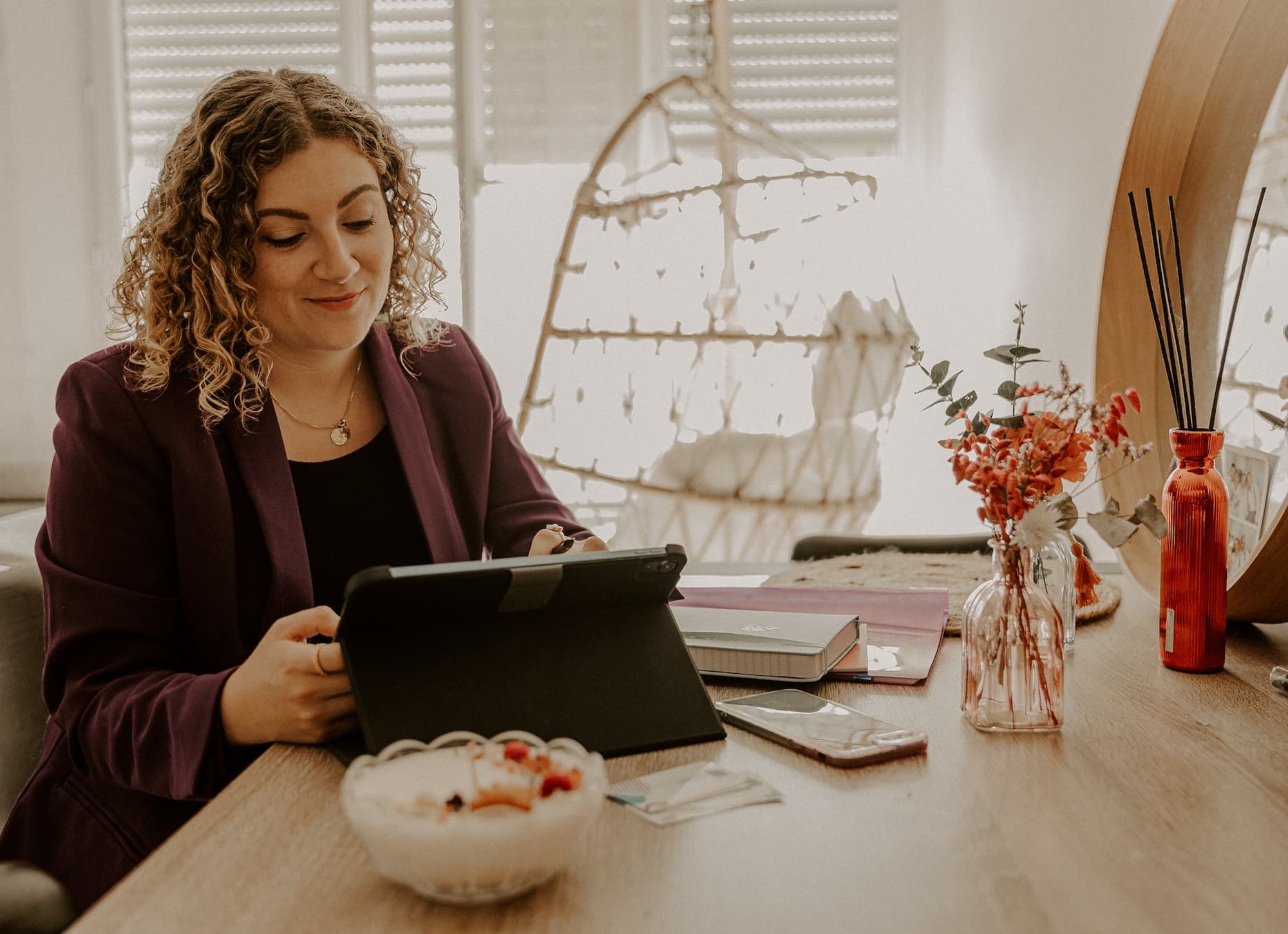 Clothilde de CloAssist' travaillant sur sa tablette à son bureau