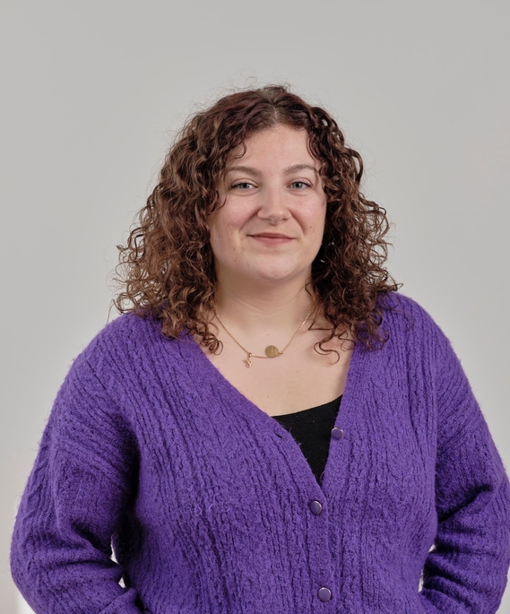 Portrait de Clothilde, formatrice CloAssist', en gilet violet