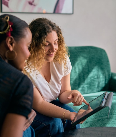 Clothilde en rendez-vous avec une cliente, lui montrant sa tablette