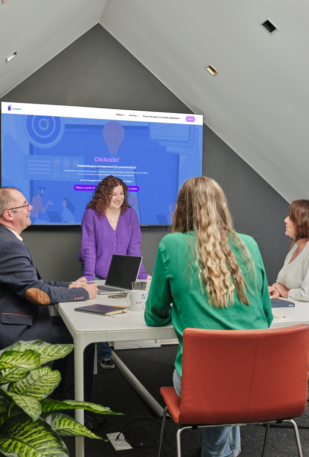 Clothilde animant une formation devant trois participants