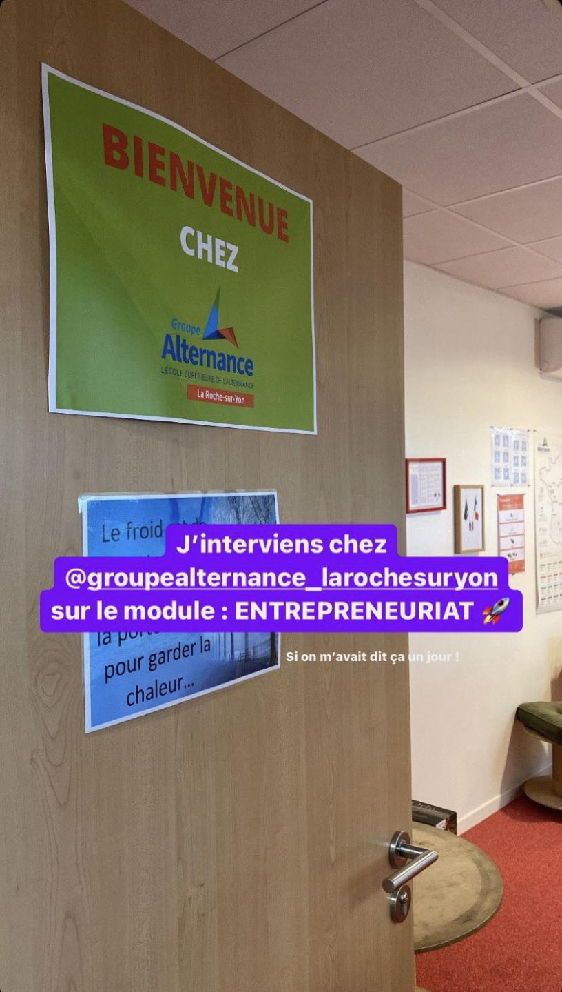 Porte d'une salle de classe du Groupe Alternance avec une affiche « Bienvenue chez Alternance »