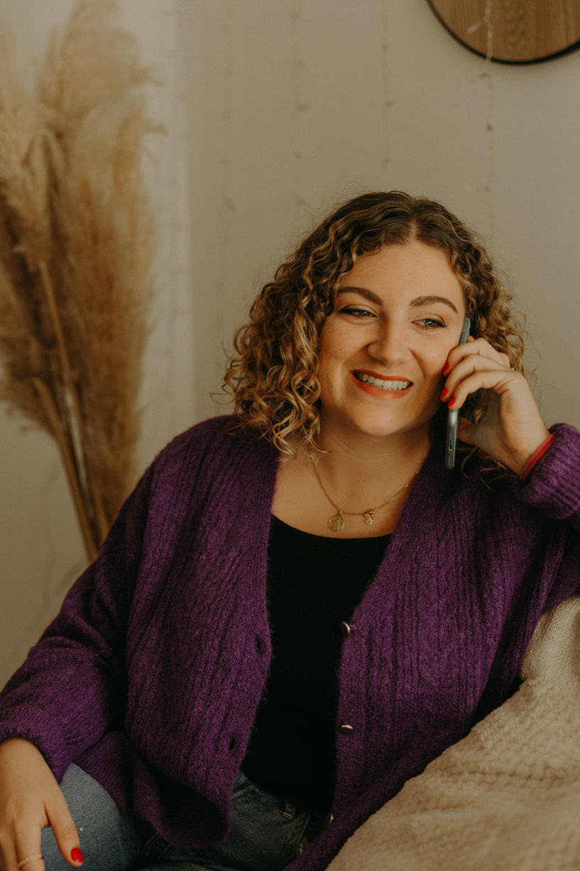 Clothilde, assistante indépendante CloAssist', souriante au téléphone