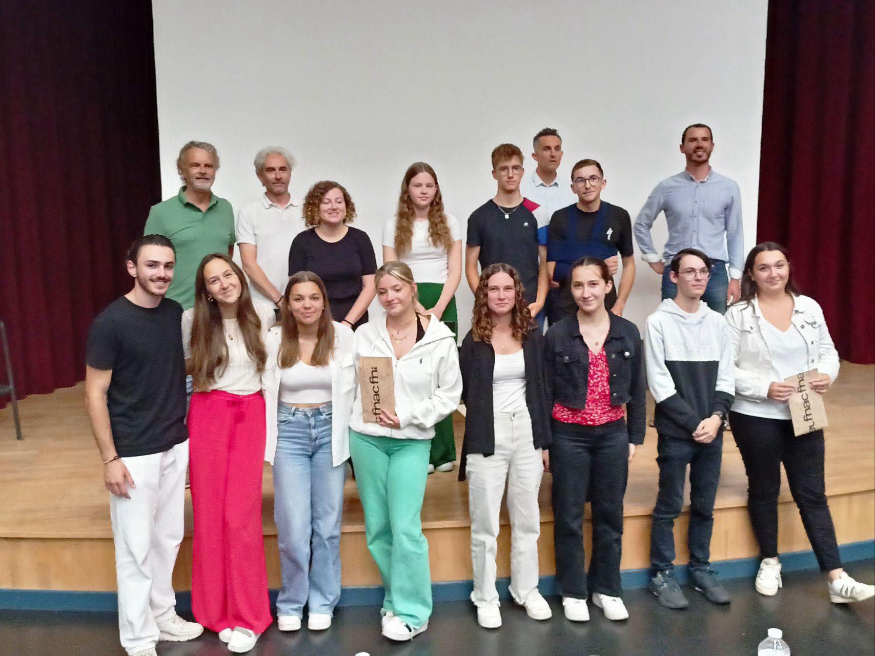 Élèves des groupes vainqueurs et membres du jury sur la scène du lycée Notre-Dame-du-Roc