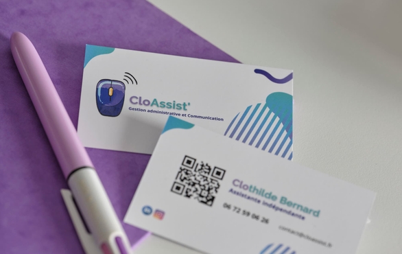 Cartes de visite CloAssist' et stylo posés sur un bureau