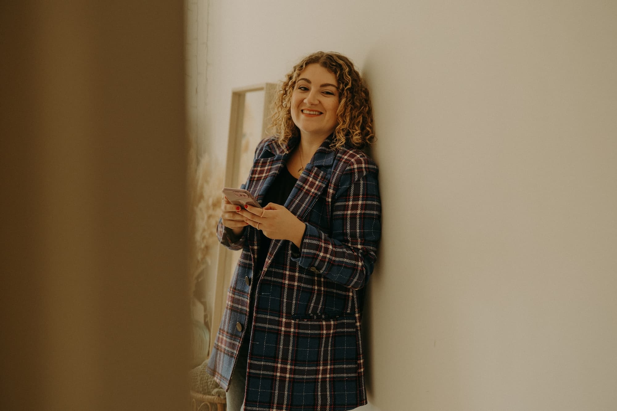 Clothilde, assistante indépendante en Vendée, souriante, son téléphone à la main