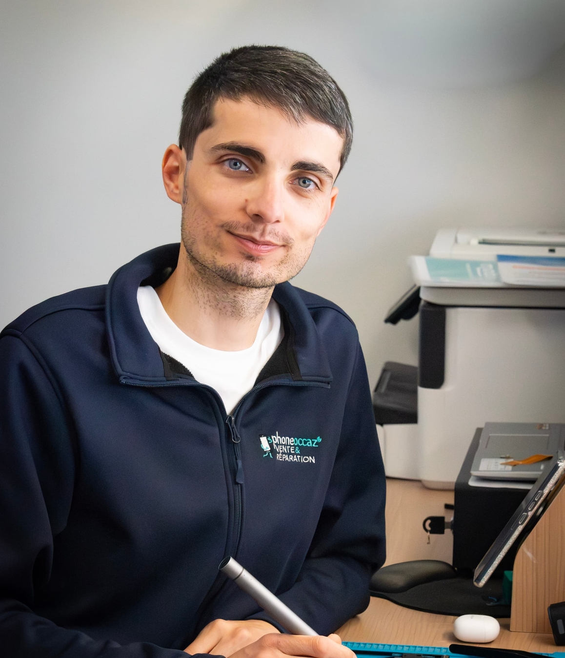 Yohan, fondateur de Phone Occaz, dans son atelier d'Aizenay