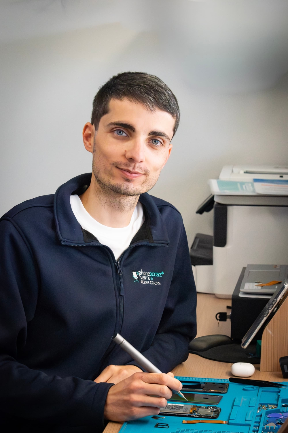 Yohan, réparateur de téléphones chez Phone Occaz à Aizenay, à son poste de travail