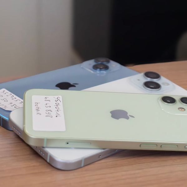 Anciens iPhone déposés en boutique pour la reprise
