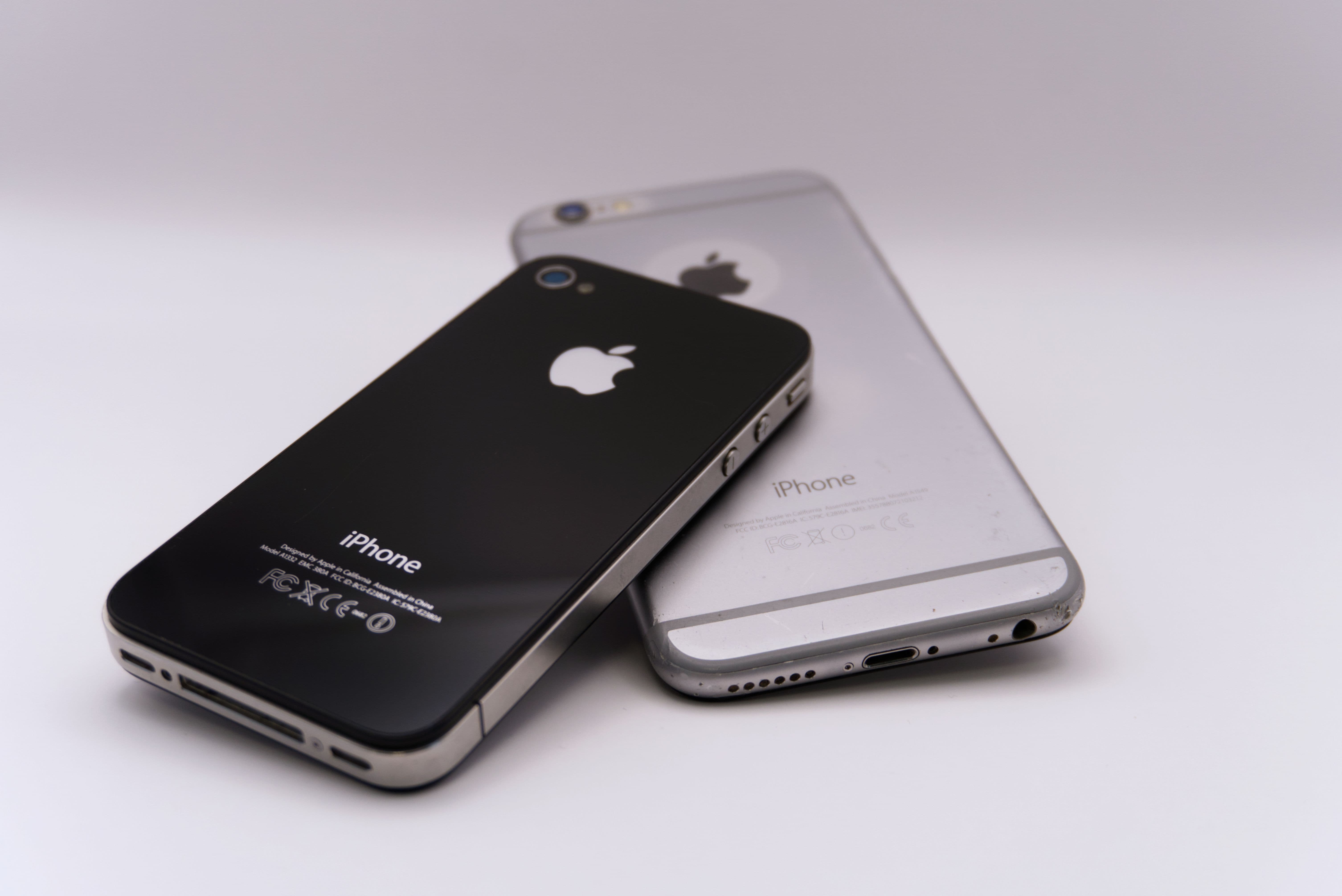 Deux anciens iPhone posés l'un sur l'autre, vus de dos