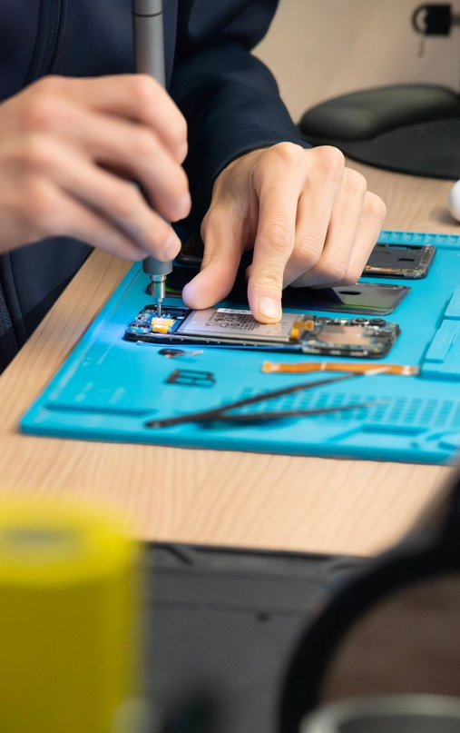 Réparation d'un smartphone sur le tapis de l'atelier Phone Occaz d'Aizenay