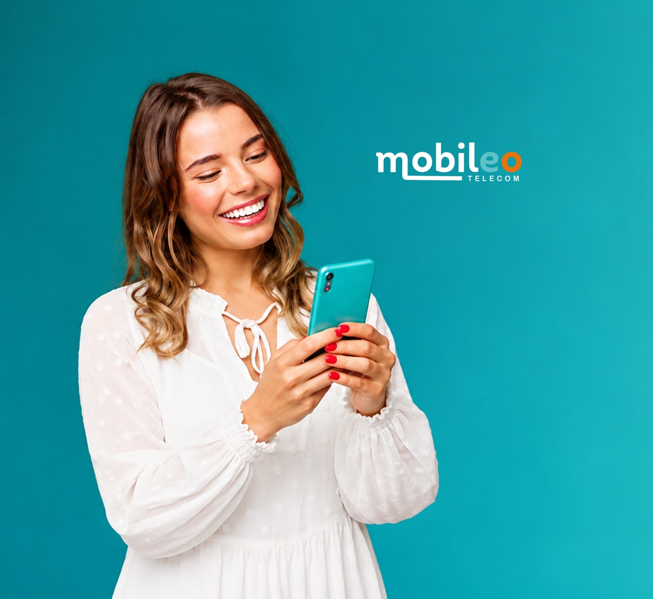 Femme souriante sur son téléphone avec un forfait Mobileo