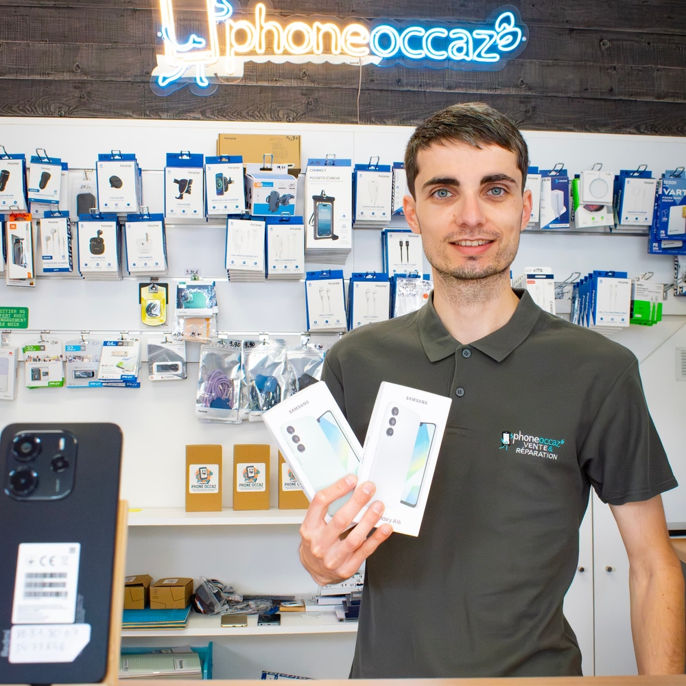 Yohan au comptoir de la boutique Phone Occaz d'Aizenay