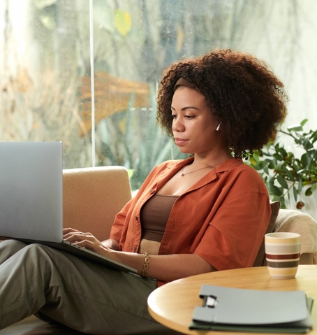 Femme concentrée sur son ordinateur