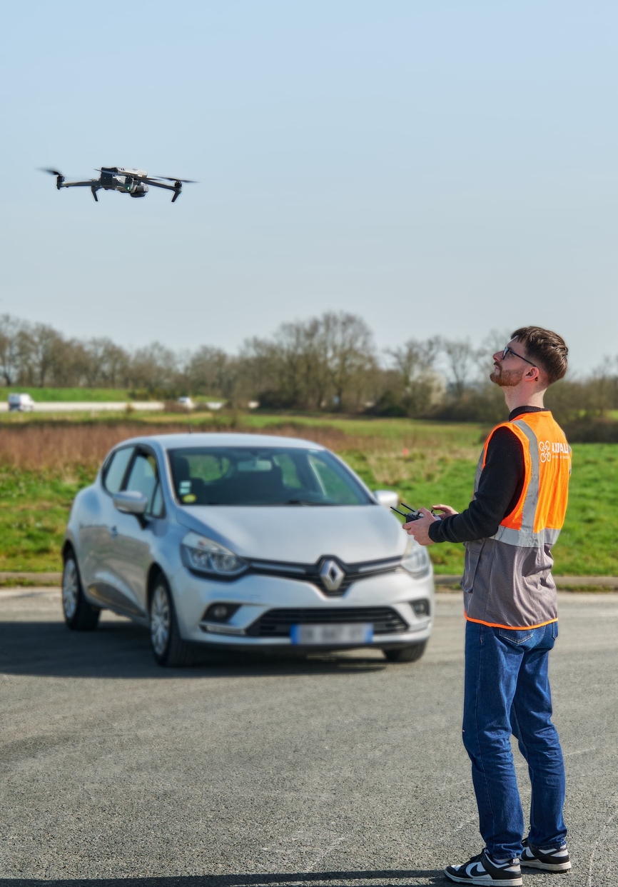 Baptiste, pilote de drone professionnel, pendant une prise de vue