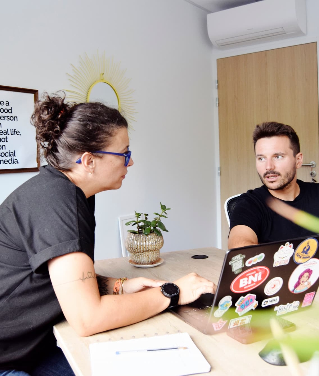 Cécile pendant un rendez-vous client au QG