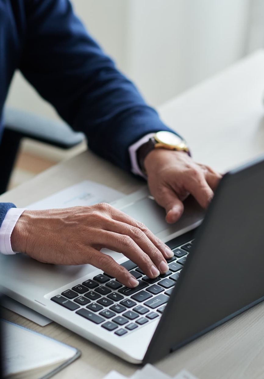 Gros plan sur la main d'un homme sur son clavier d'ordinateur