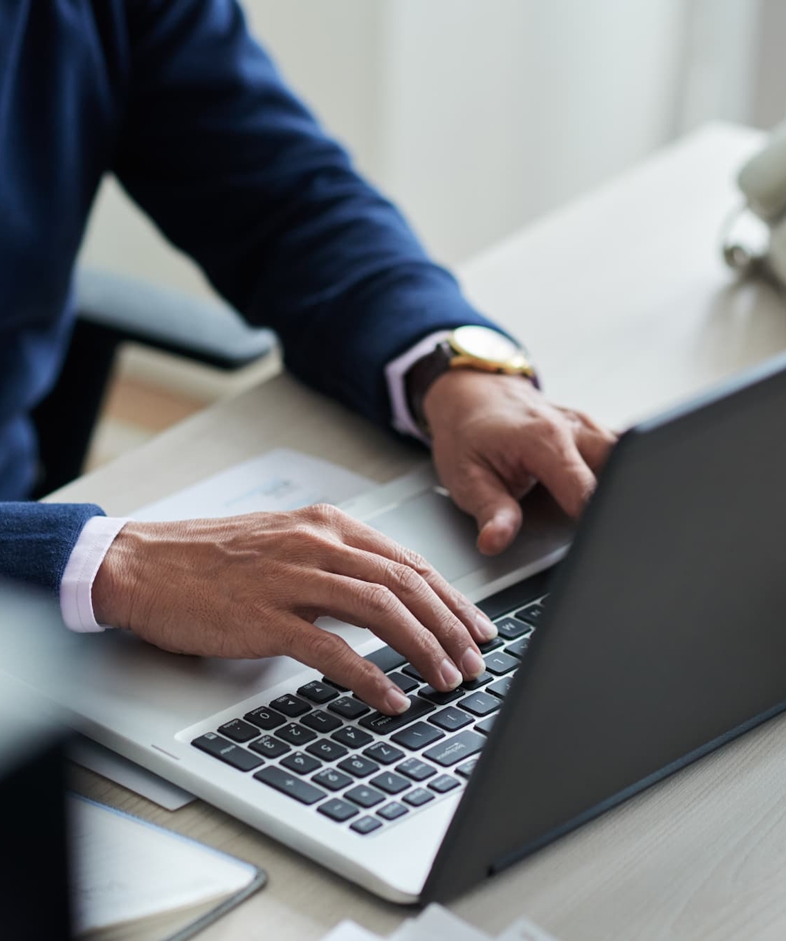 Gros plan sur la main d'un homme sur son clavier d'ordinateur