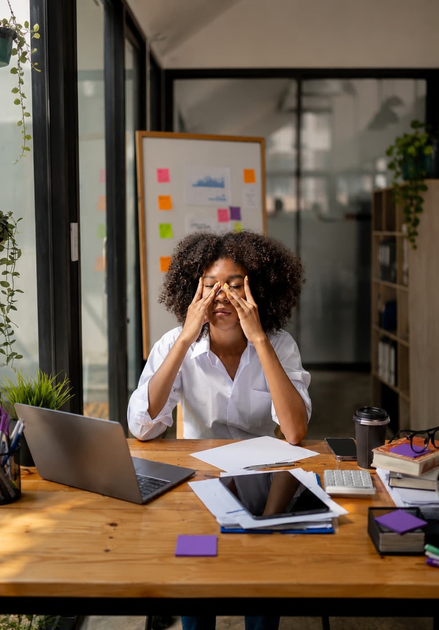 Femme dépassée devant son ordinateur