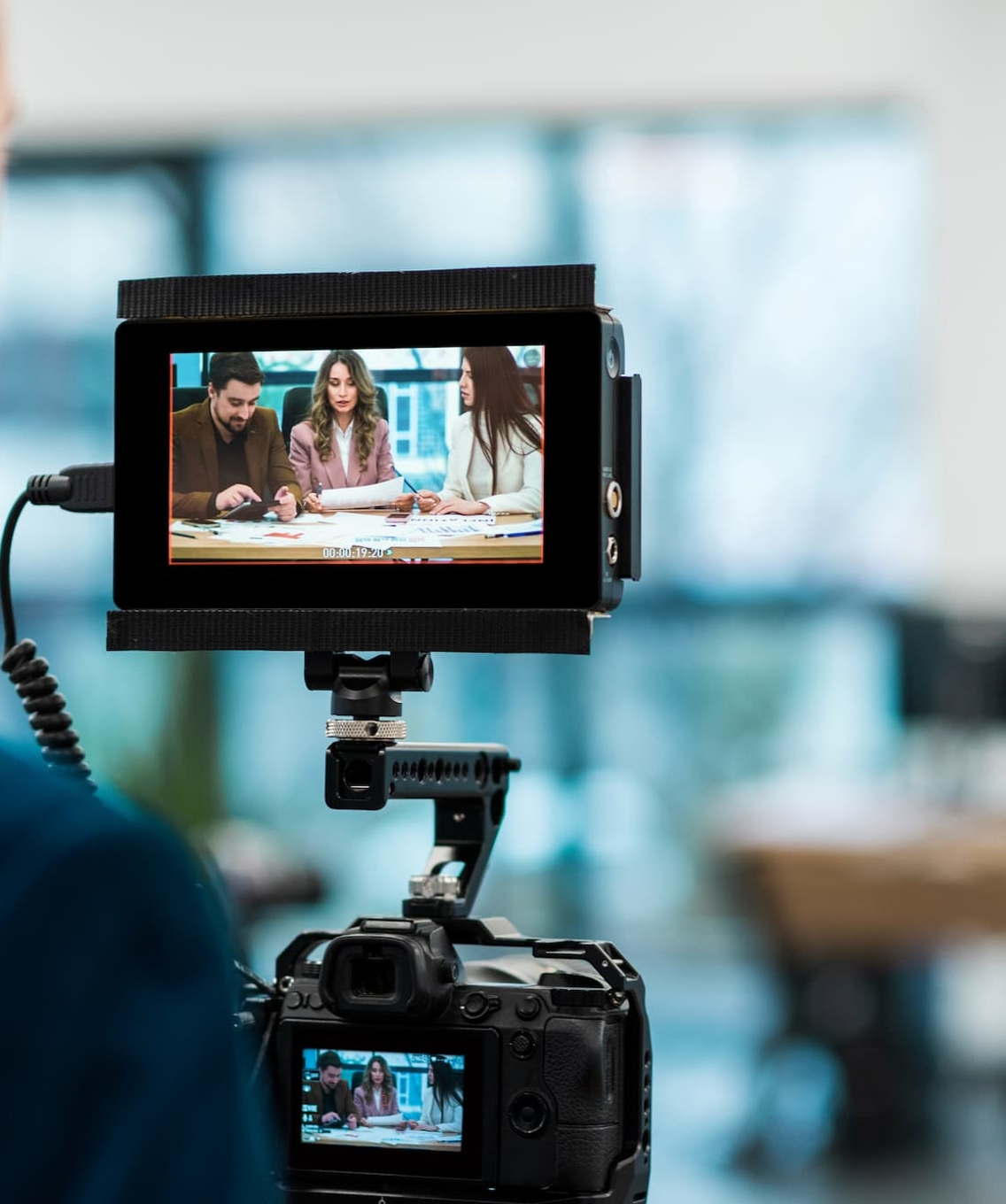 Vidéaste filmant une interview en entreprise