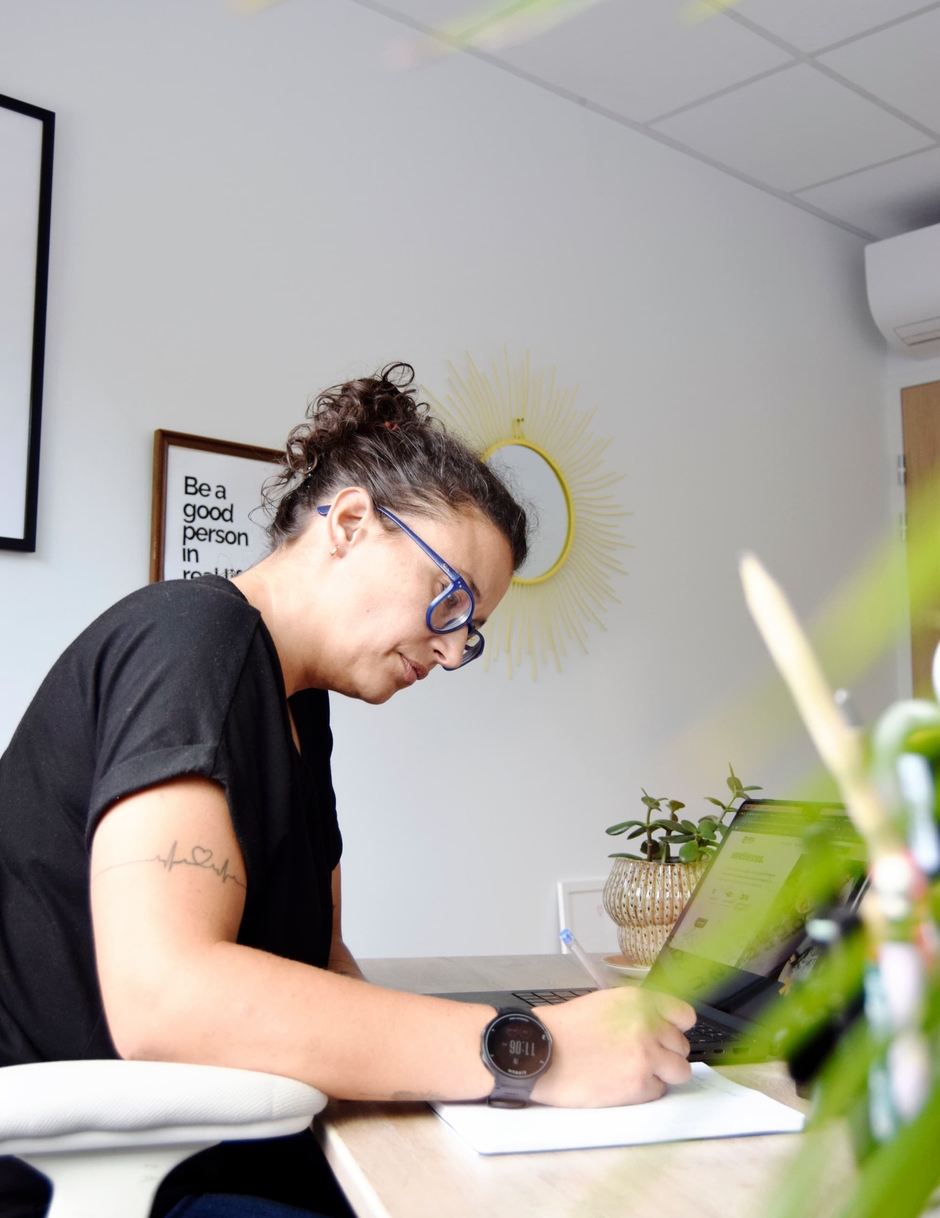 Cécile travaillant sur un dossier client