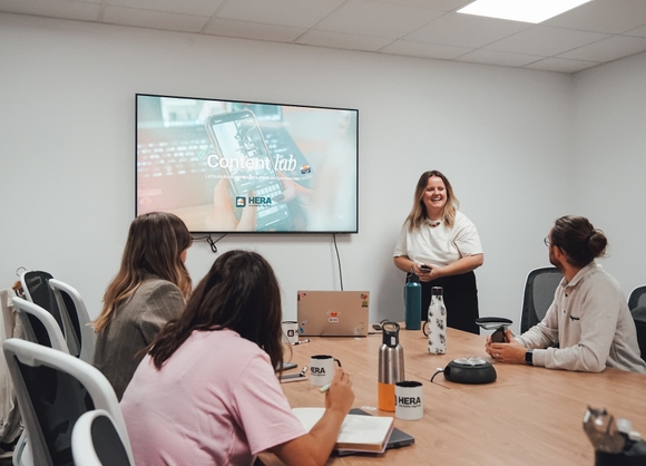Chloé durant une formation réseaux sociaux