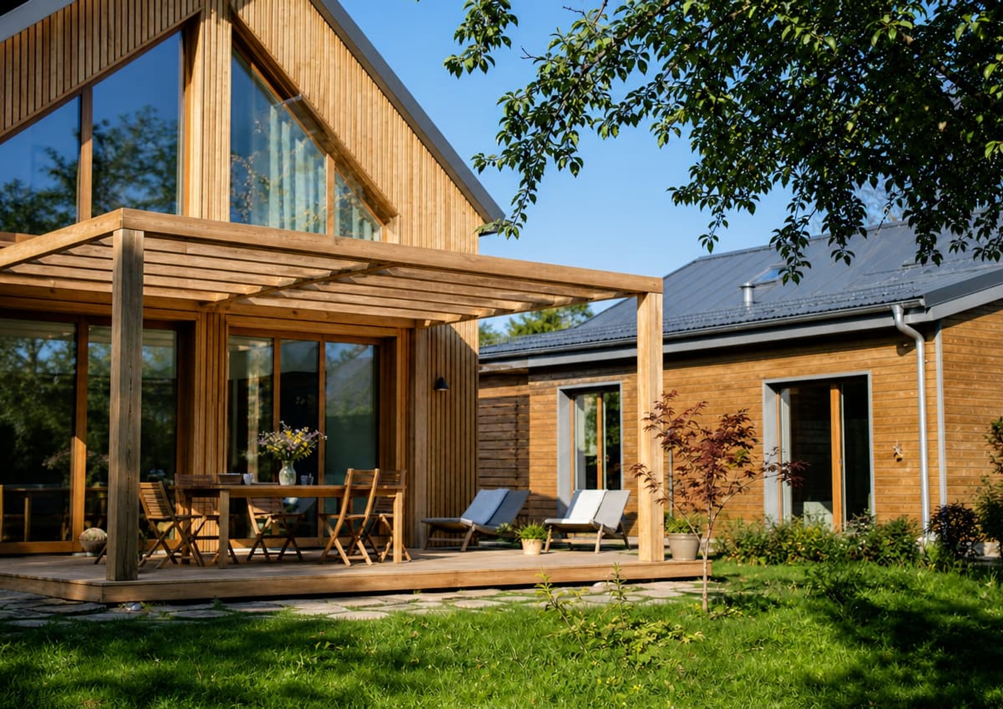 Maison en bois moderne avec terrasse et pergola en bois