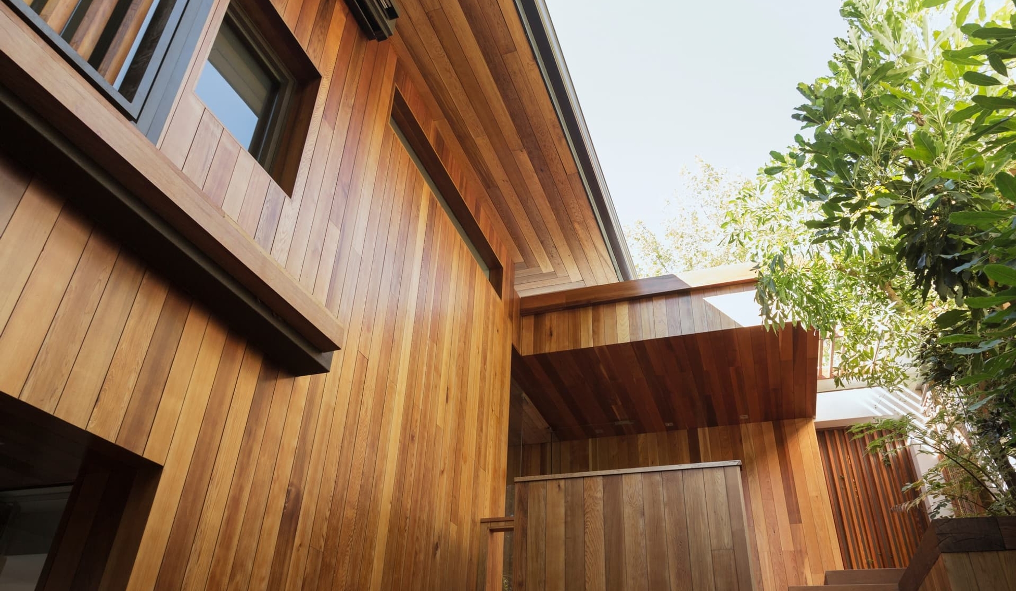 Façade en bardage bois d'une maison ossature bois moderne vue en contre-plongée