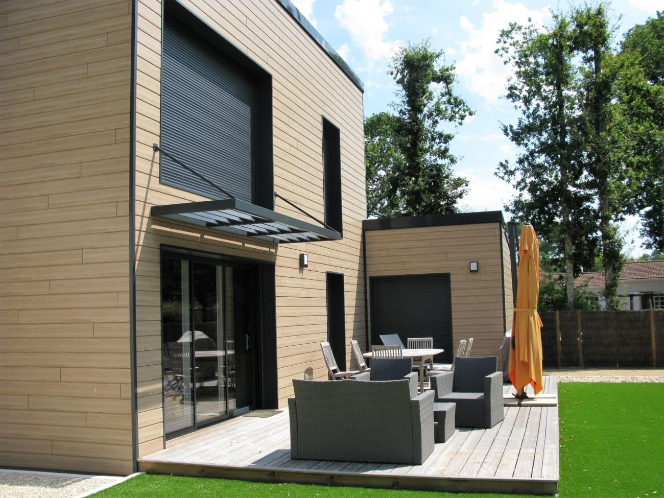 Brise-soleil en bois posé par Projet Bois sur une maison moderne