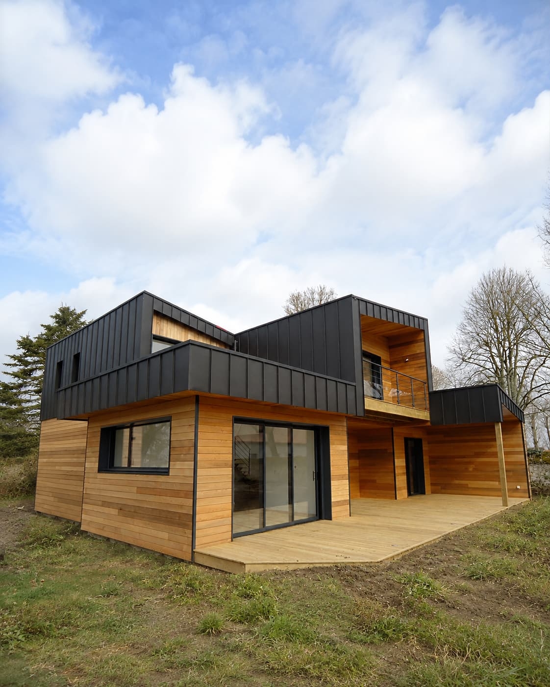 Maison cube moderne en bois avec bardage métal anthracite et terrasse bois