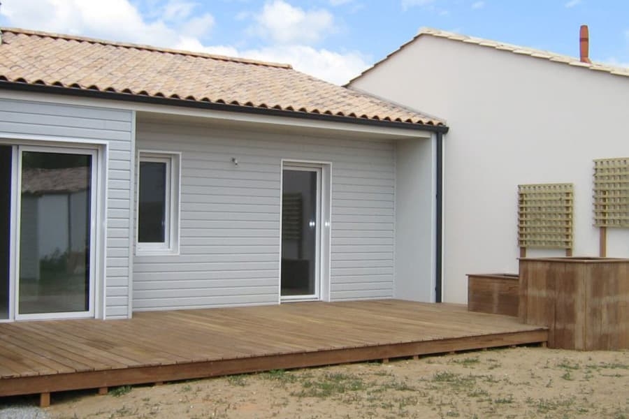 Maison vendéenne en bois : toiture en tuiles romanes et terrasse bois