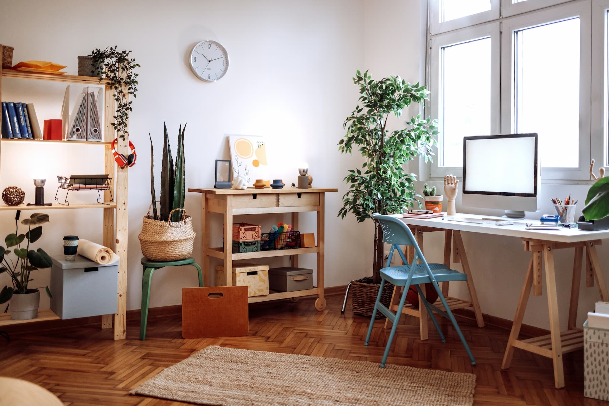Bureau de jardin aménagé en atelier lumineux