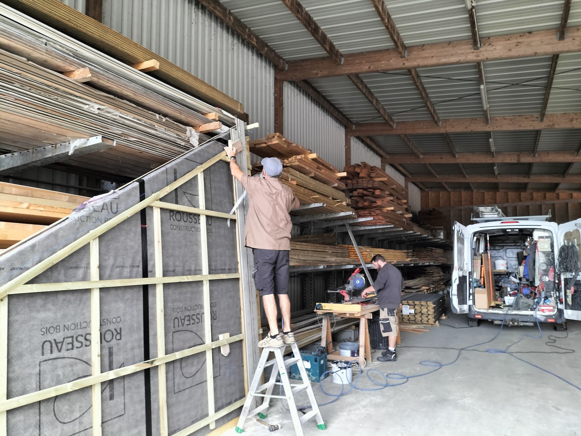 Menuisier de Projet Bois travaillant dans l'atelier d'Aizenay