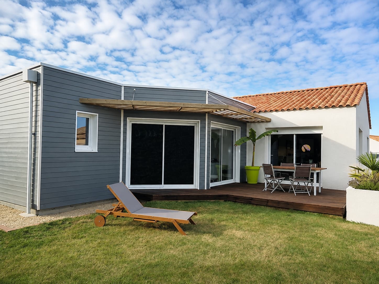 Brise-soleil en bois posé par Projet Bois au-dessus d'une baie vitrée