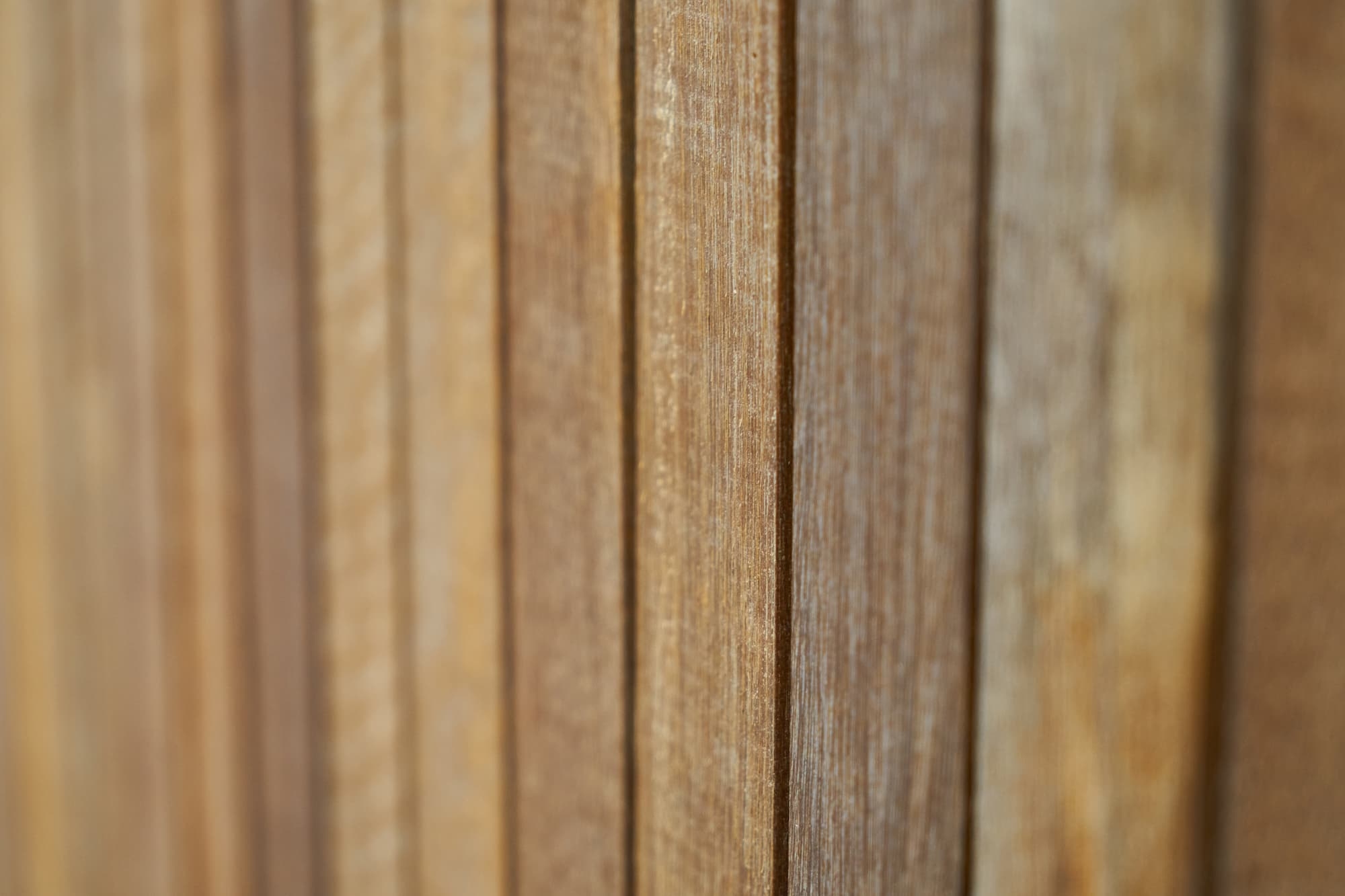 Gros plan sur des lames de bois naturel
